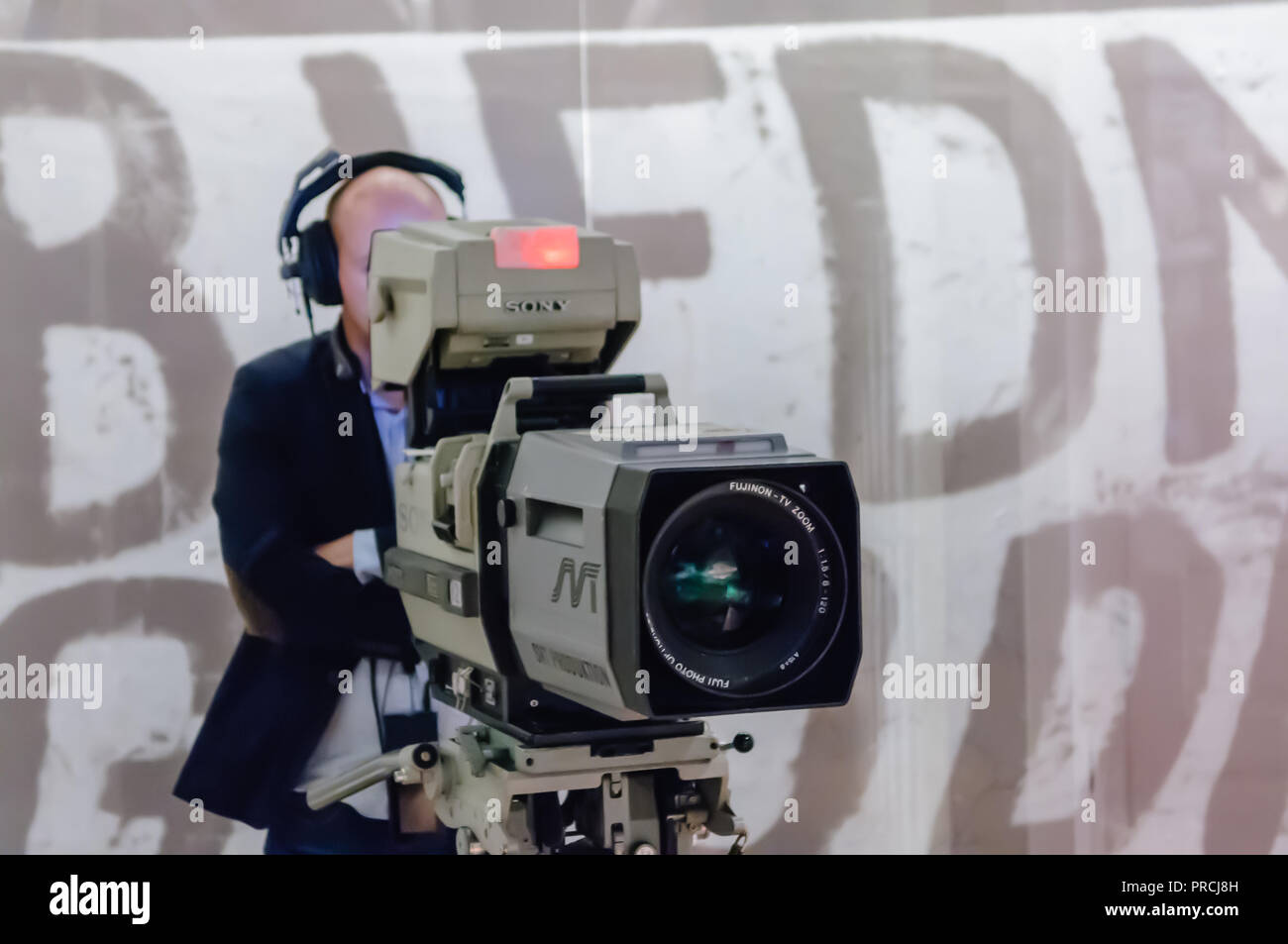 Kameramann mit einem Sony Fernsehen Kamera Stockfoto