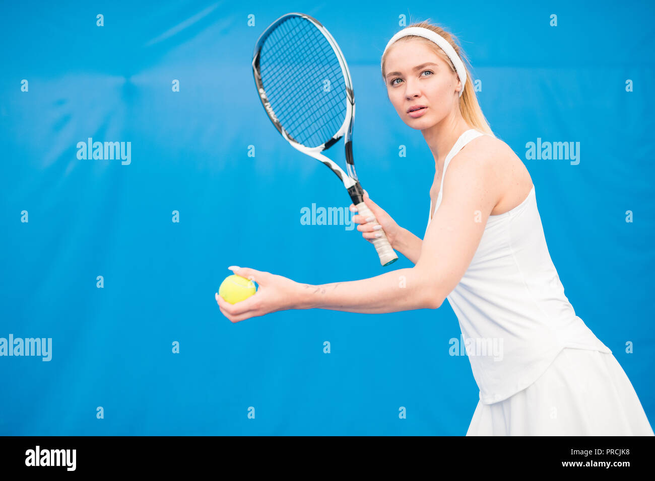 Blonde junge Frau Tennis spielen. Stockfoto