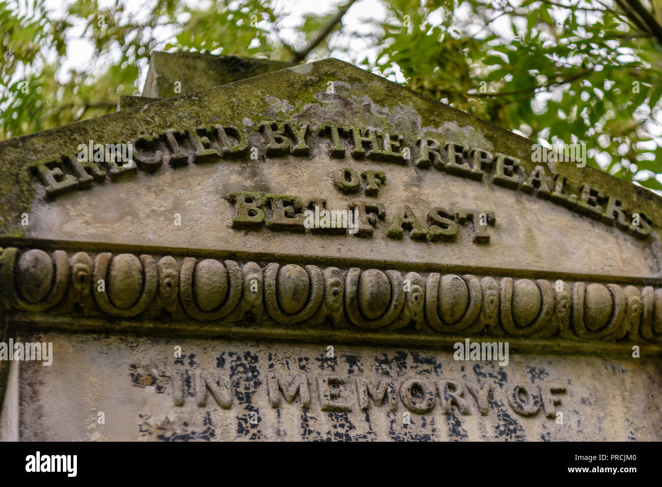 Grabstein in der friar Bush Friedhof, Belfast" durch die Repealers von Belfast errichtet. Stockfoto