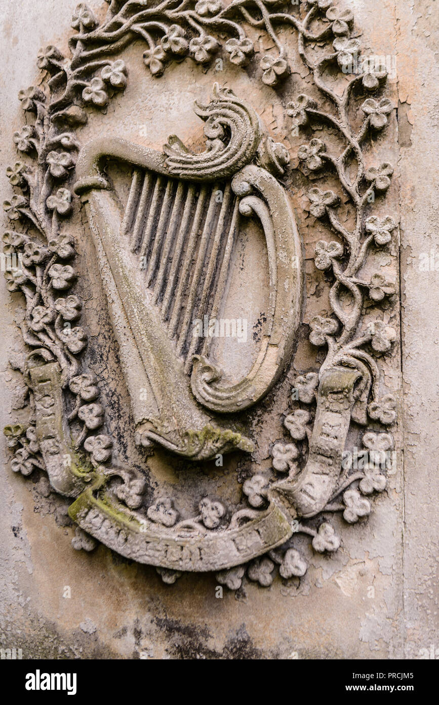 Irische Harfe auf einem Grabstein geschnitzt. Stockfoto