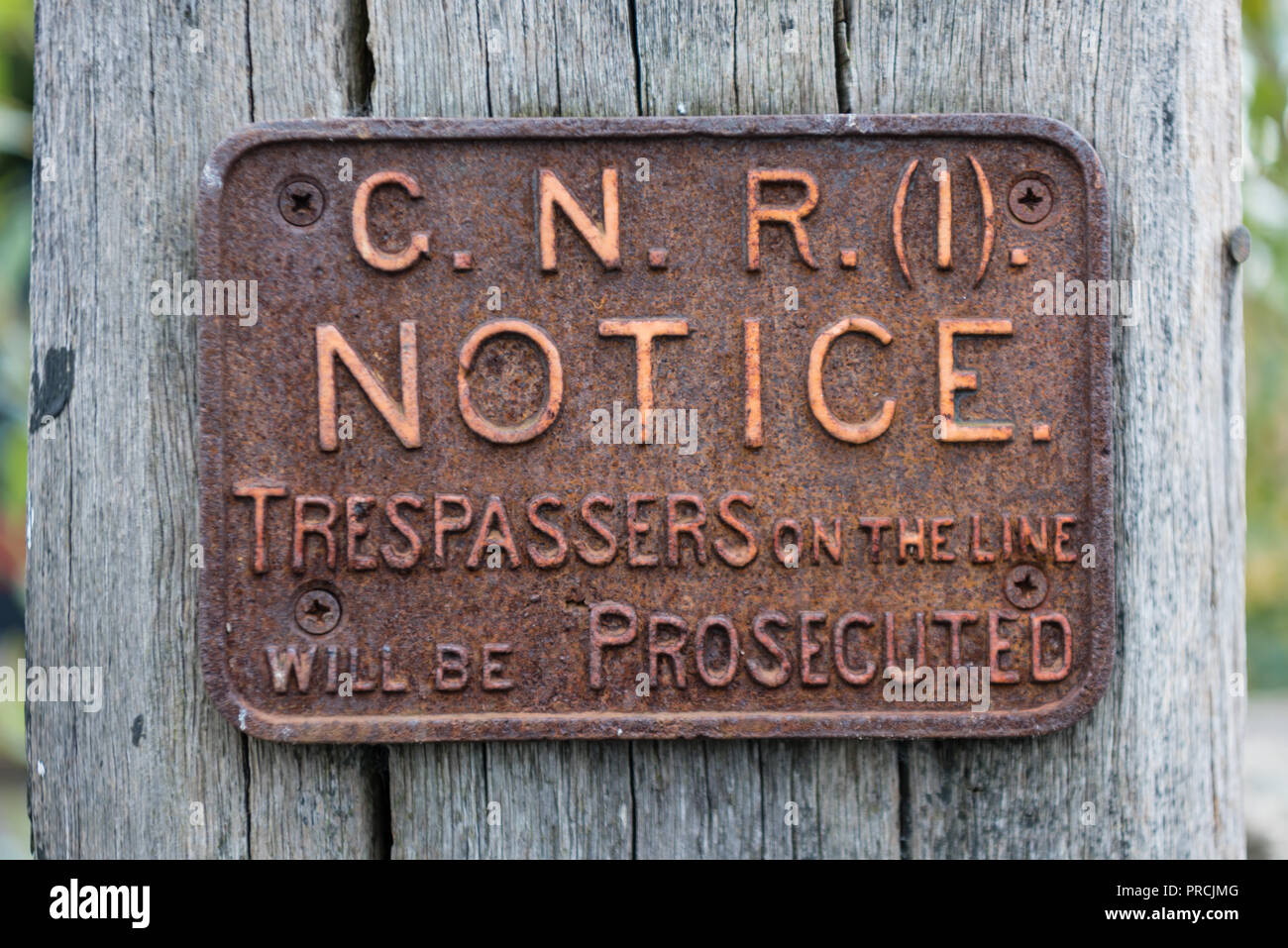 Rostige Schild "Gnr bemerken. Eindringlinge auf der Linie werden strafrechtlich verfolgt", an der restaurierten Teil der Great Northern Railway (Irland) bei Glaslo Stockfoto