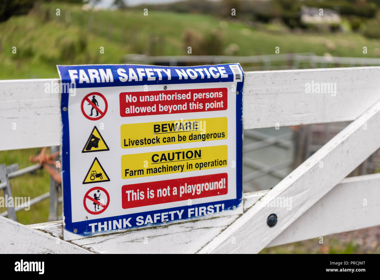 Zeichen auf einem Feld tor Warnung der Bevölkerung nicht wegen Gefahr für das Leben von Tieren zu Ackerland, und das Risiko der Biosicherheit steißlage. Stockfoto