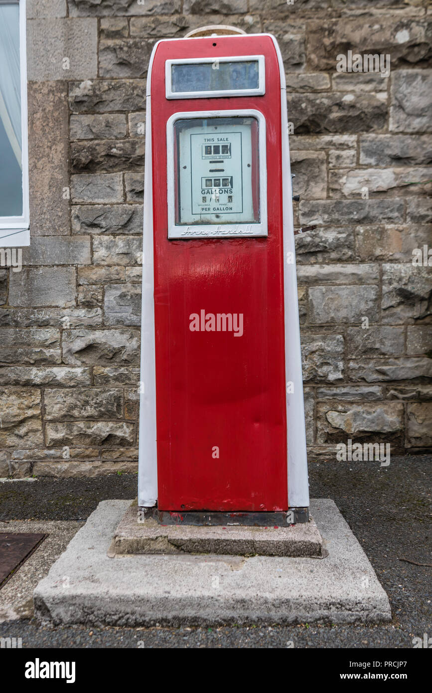 Altmodische rote Zapfsäule auf der Straße in einem irischen Dorf. Stockfoto