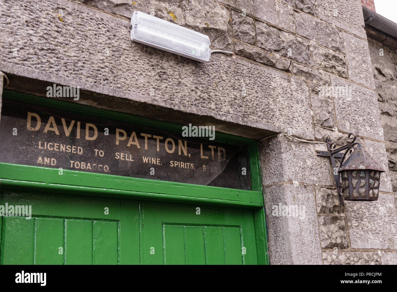 Name 'David Patton' über der Tür eines Pup mitgeteilt, dass er lizenziert ist, Bier, Wein, Spirituosen und Tabakwaren in einem irischen Pub. zu verkaufen. Stockfoto