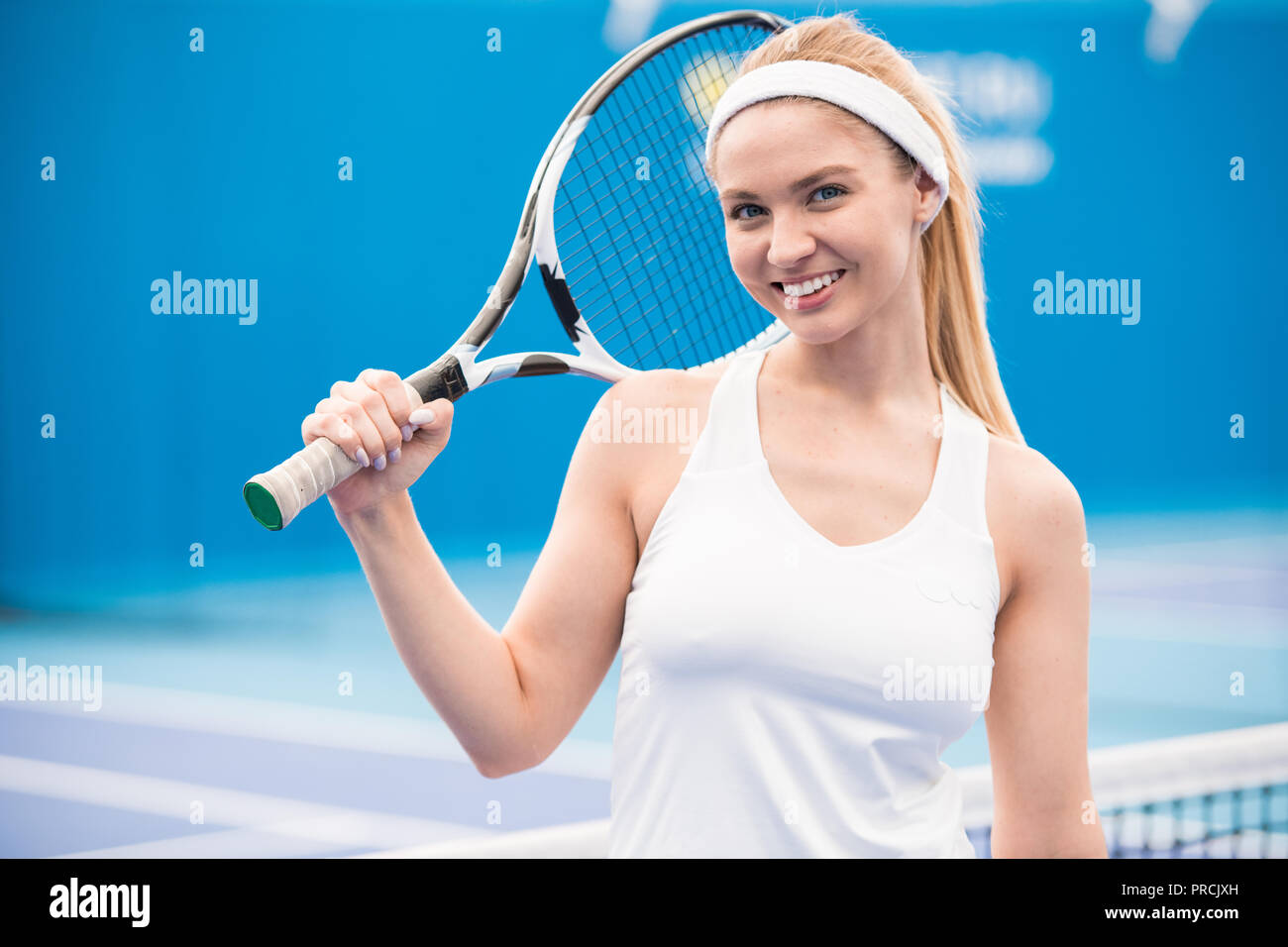 Blonde Tennis Player vor Gericht Stockfoto