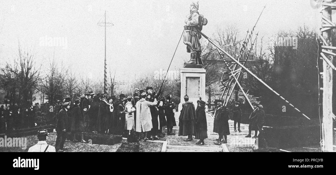 Bürger von Metz, jetzt im Besitz der alliierten Armeen der Besatzung, sind über die hölzerne Statue eines deutschen Soldaten zu ziehen Stockfoto