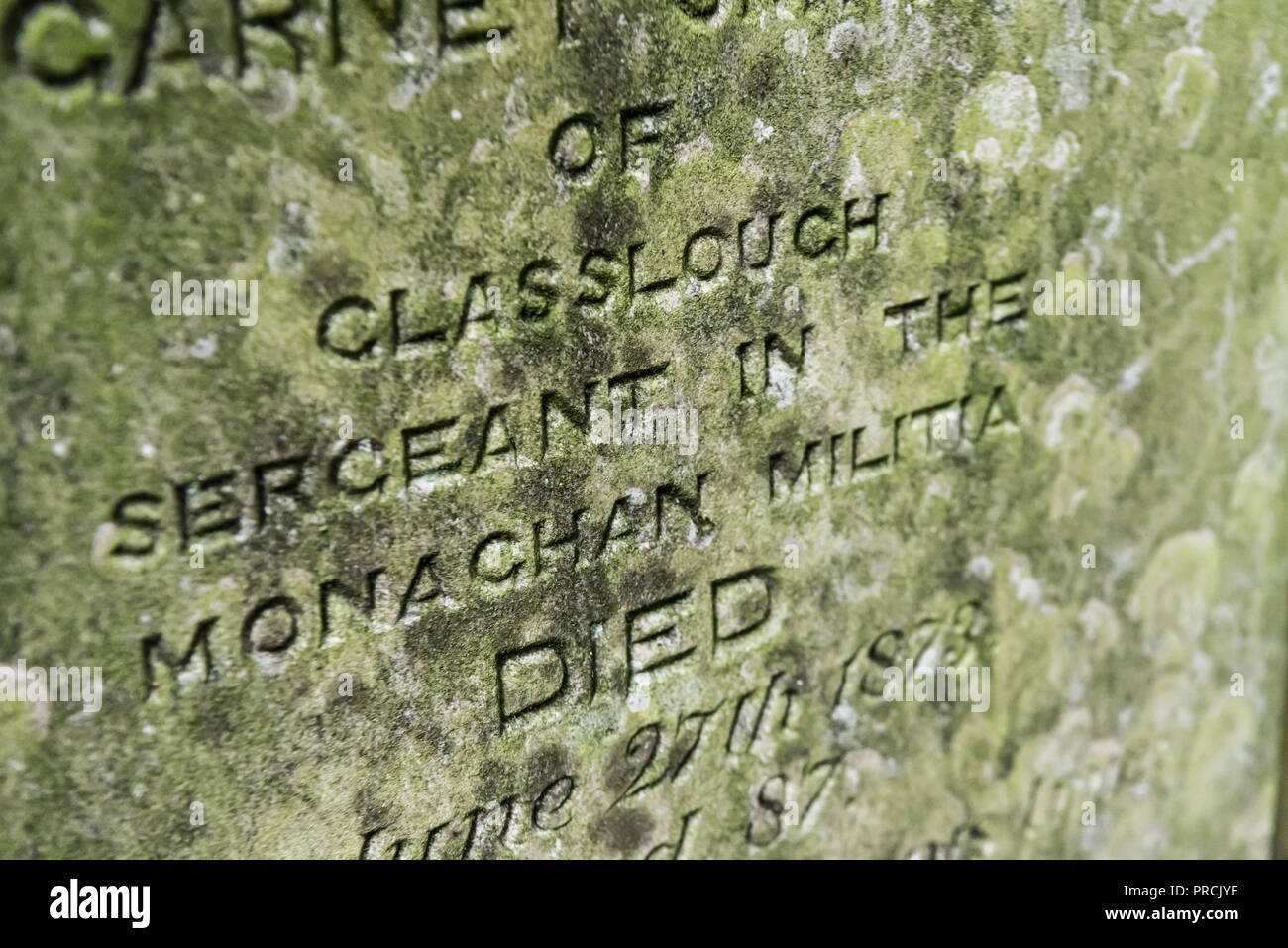 Grabstein eines Sergeant innerhalb der Monaghan Miliz, die 1973 gebildet, St. Salvator Kirche von Irland Glaslough, County Monaghan, Irland. Stockfoto