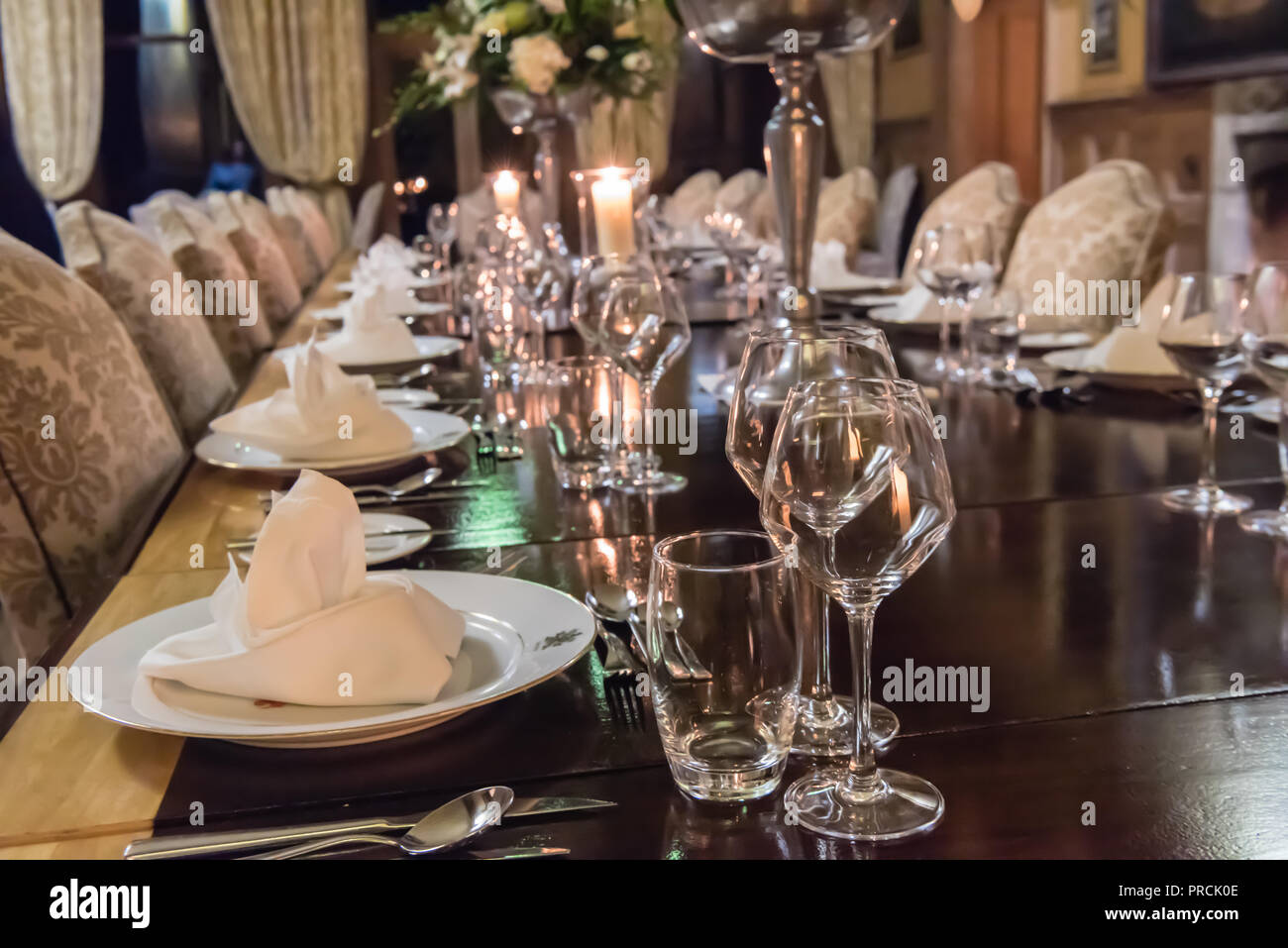 Großen Esstisch für formelle Abendessen in ein herrschaftliches Haus. Stockfoto