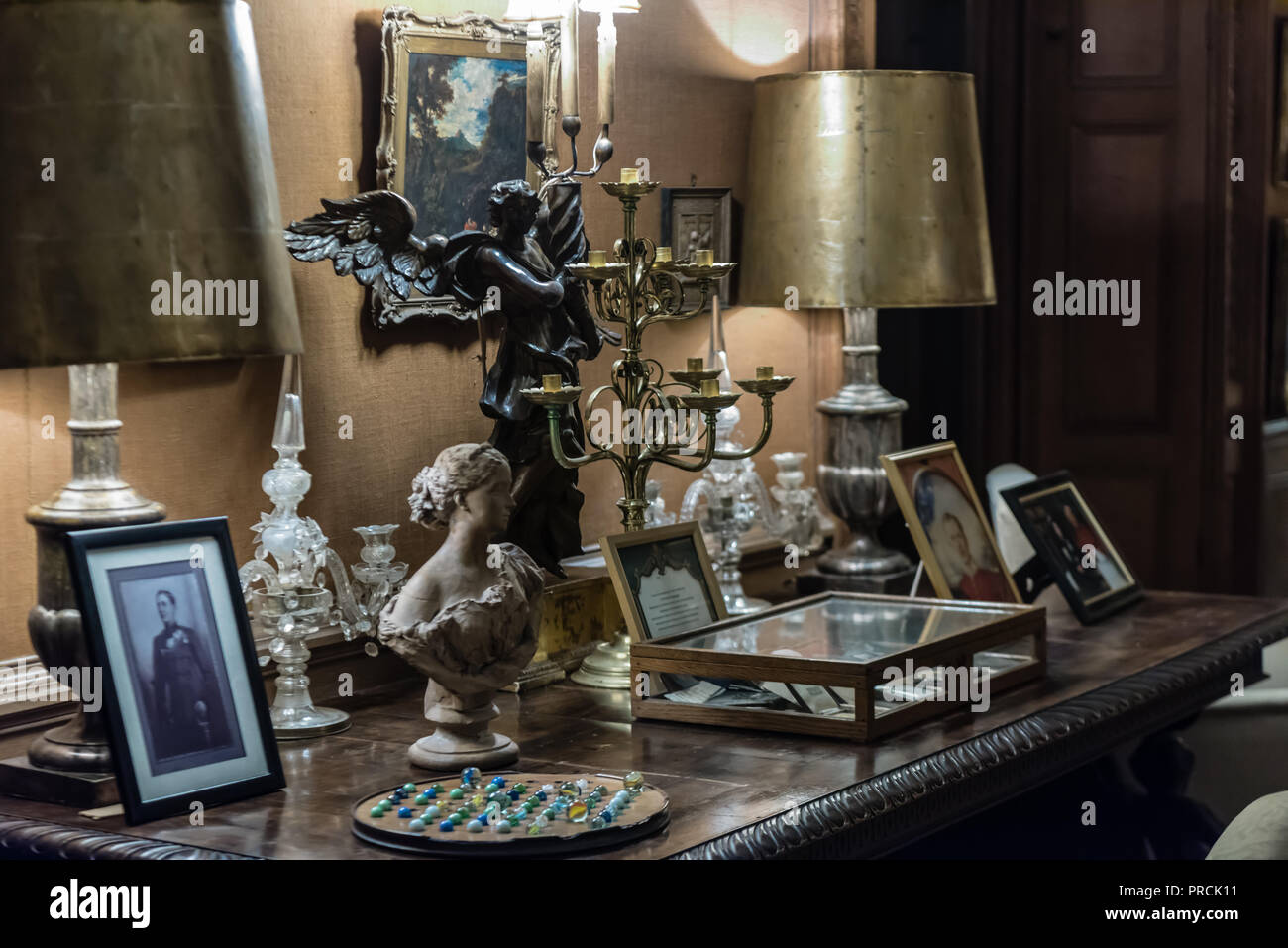 Ornamente, Bilder, Fotografien und andere Gegenstände auf einem Tisch in ein herrschaftliches Haus. Stockfoto