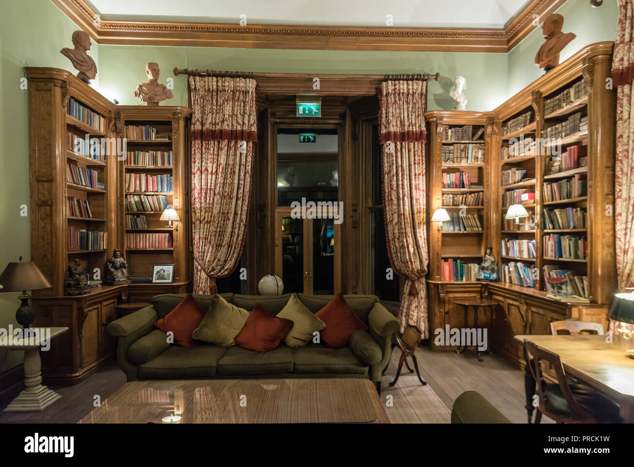 Altmodische Bibliothek auf Schloss Leslie Hotel, Glaslough, County Monaghan, Irland. Stockfoto
