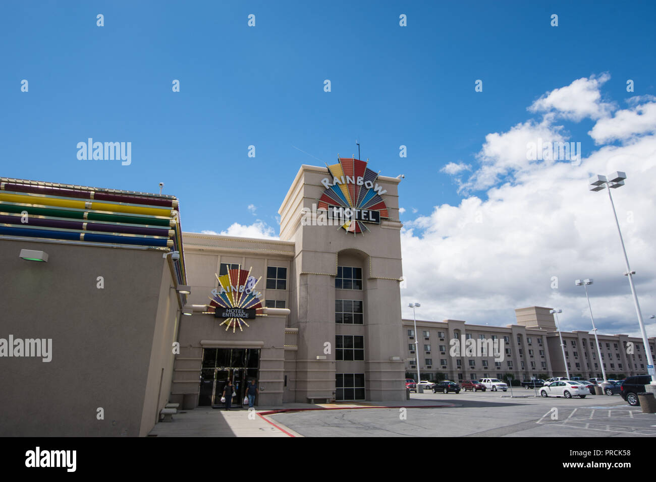 WEST Wendover, Nevada: ein Zeichen für die Rainbow Casino im hellen Neonlicht Stockfoto