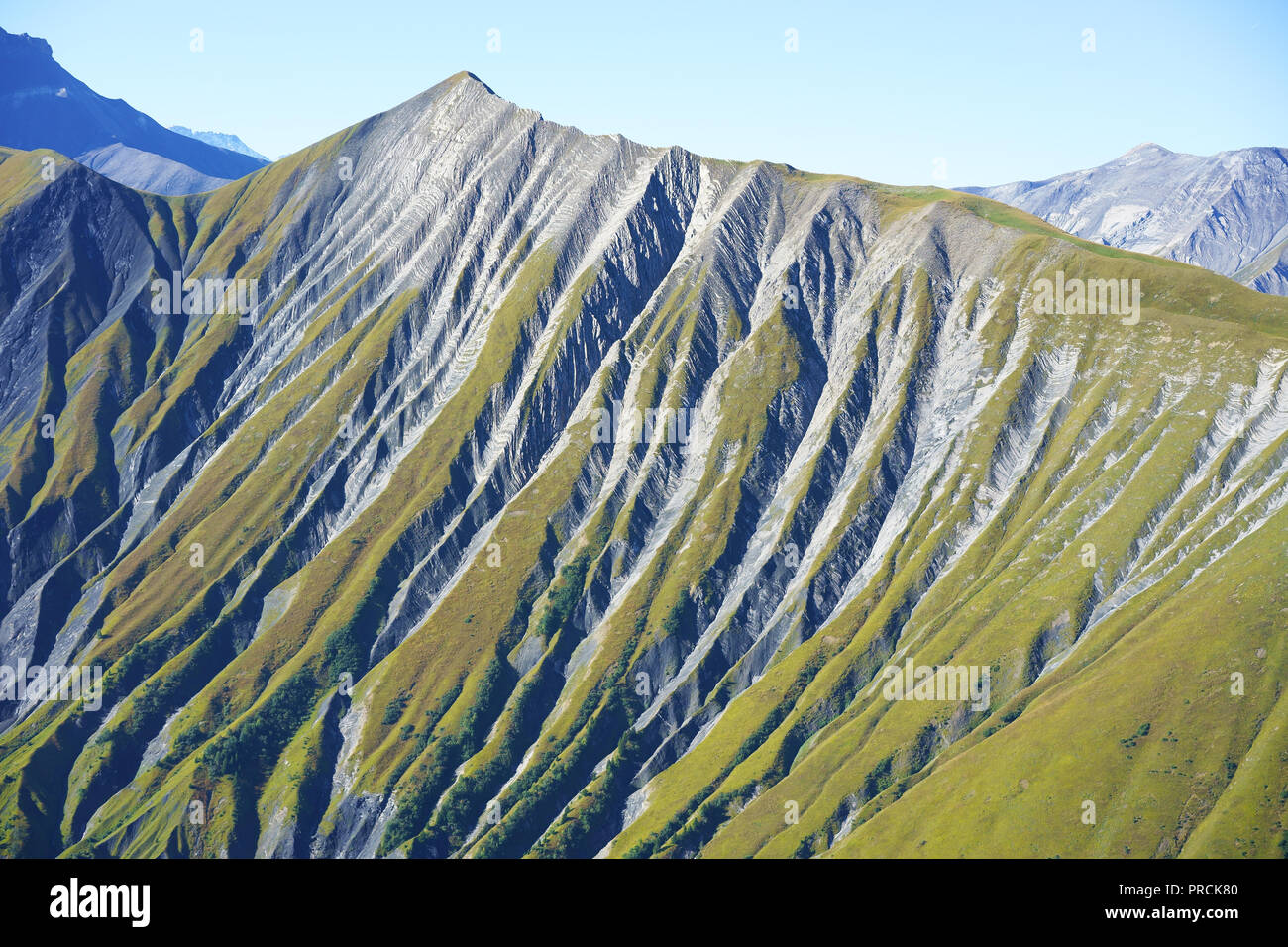 LUFTAUFNAHME. Mont Falcon (Höhe: 2625 m ü.d.M.) mit seiner östlichen Seite von Parralel-Schluchten. Saint-Jean-d'Arves, Savoie, Auvergne-Rhône-Alpes, Frankreich. Stockfoto