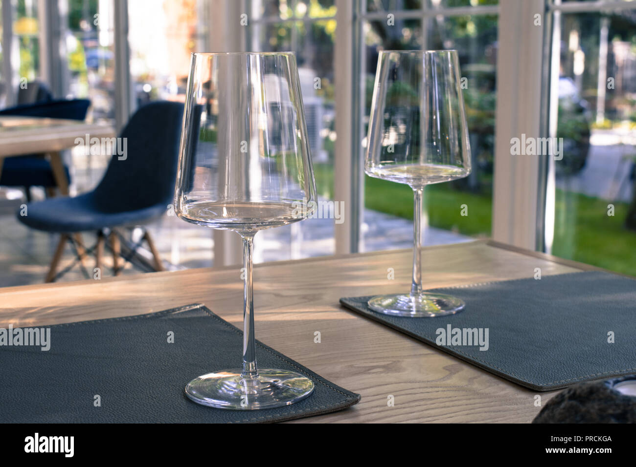Leere Glaser Auf Dem Tisch Im Restaurant Vintage Styled Fotografie Produkt Mock Up Stockfotografie Alamy