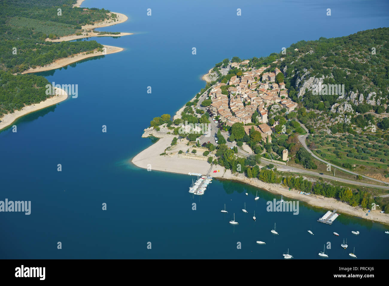 LUFTAUFNAHME. Seebad Bauduen mit Blick auf den Sainte-Croix-See; ein Stausee im Verdon-Tal. Var, Provence-Alpes-Côte d'Azur, Frankreich. Stockfoto