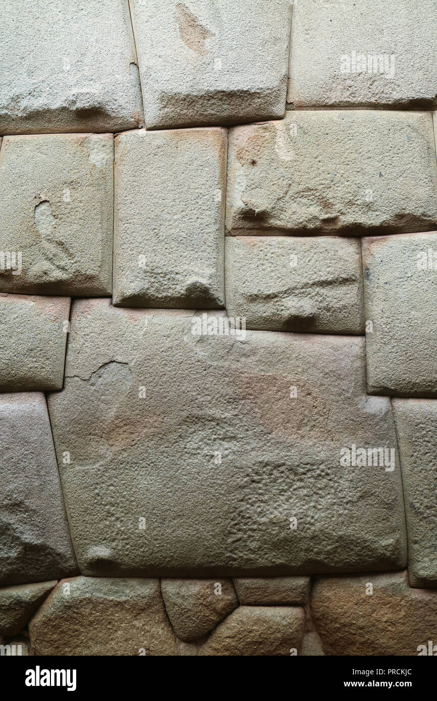 Die berühmten 12-eckigen Stein der alten Inka Wand an Hatun Rumiyoc Straße in Cusco in Peru Stockfoto