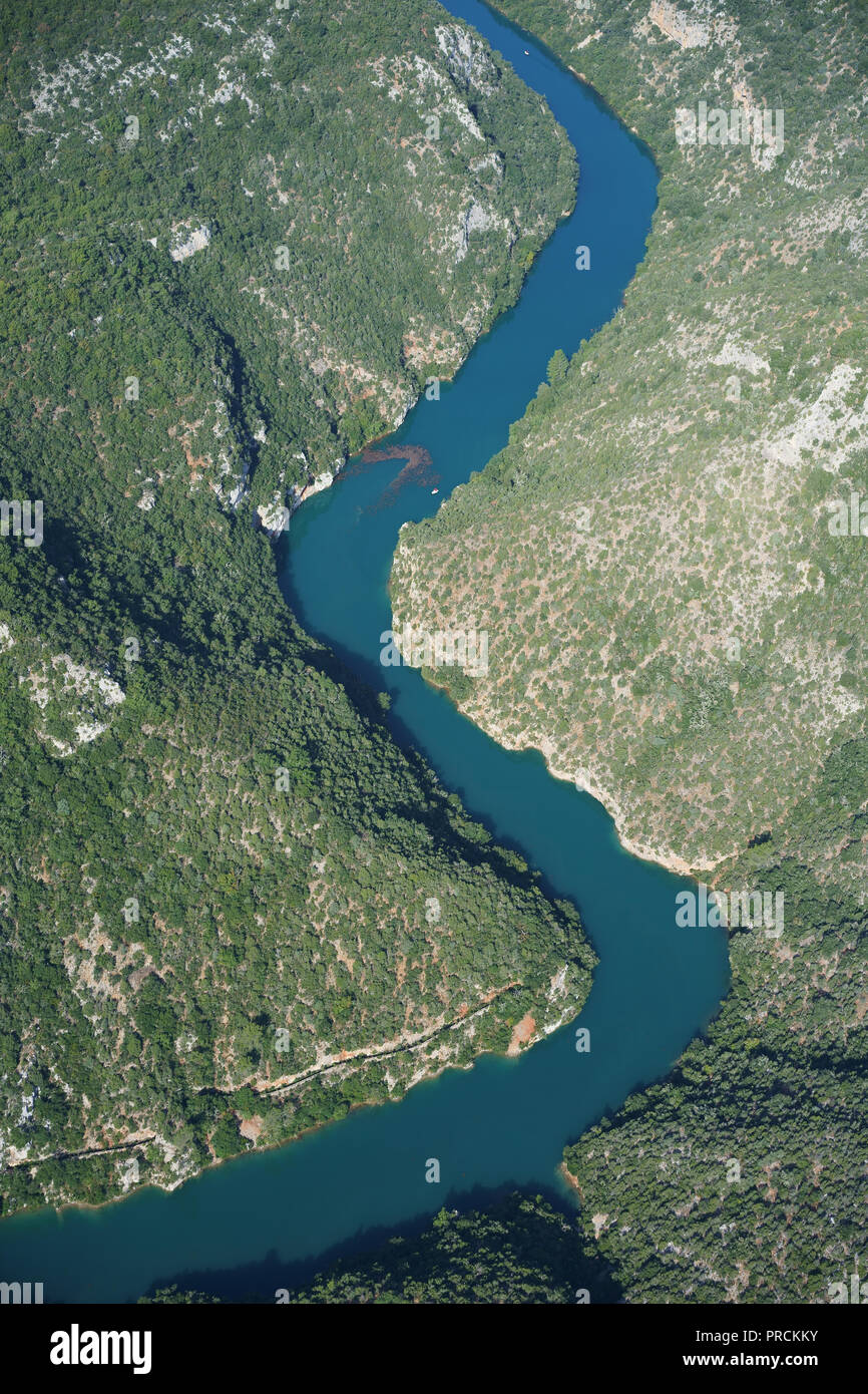 LUFTAUFNAHME. Lower Verdon Gorge flussabwärts der Stadt Quinson. Zwischen Alpes-de-Haute-Provence (rechts) und Var (links), Frankreich. Stockfoto