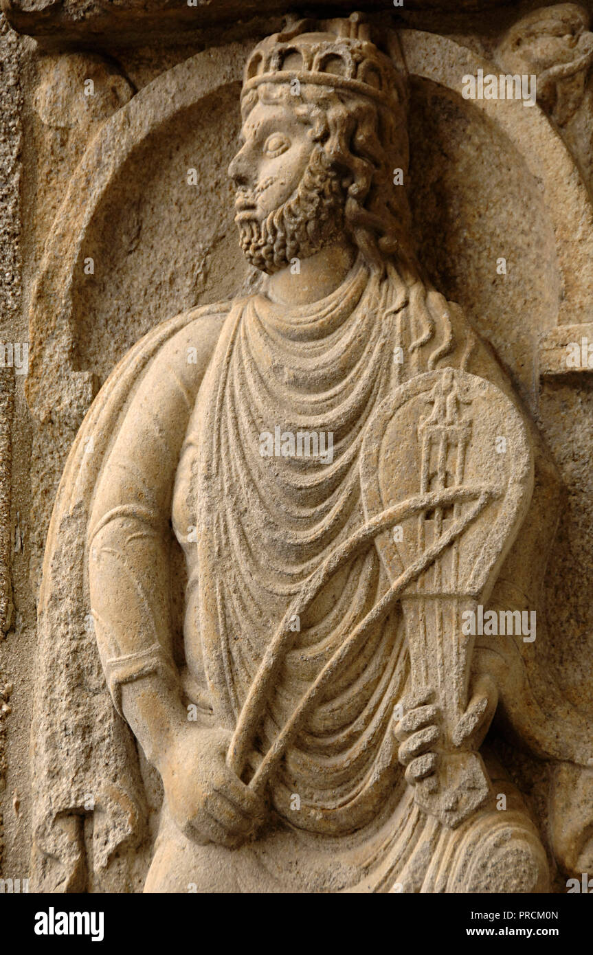 Santiago de Compostela, Provinz La Coruna, Galicien, Spanien. Kathedrale. Links Stützpfeiler der Platerias Fassade. Romanisches Relief des Königs David spielen eine rebec. 11. Jahrhundert. Stockfoto