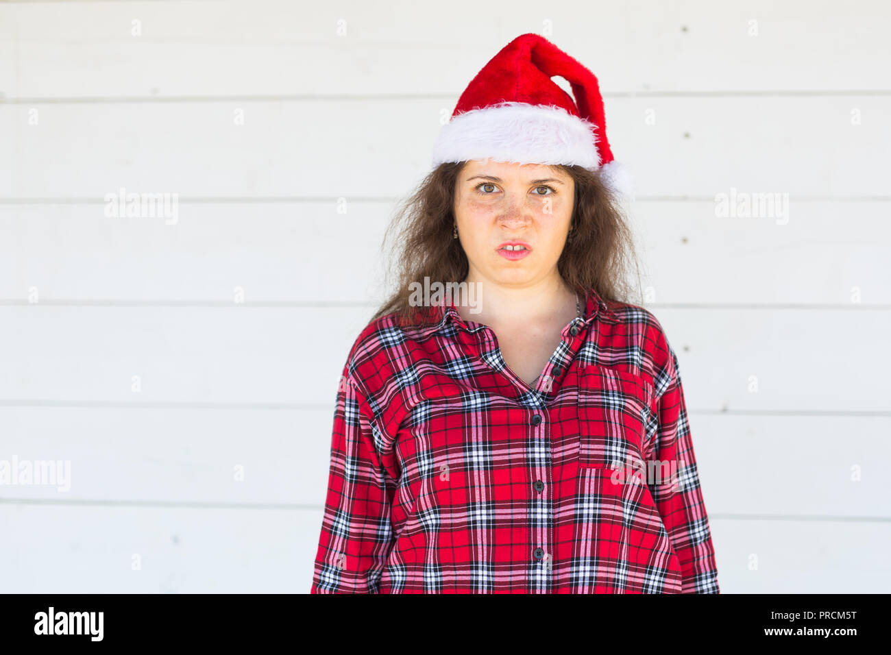Weihnachten, Menschen, Emotionen Konzept - unzufrieden Angry santa Mütze auf weißem Hintergrund mit Kopie Raum Stockfoto