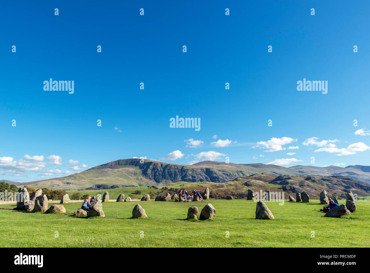 Besucher Castlerigg Steinkreis, eine späte Jungsteinzeit zur Frühen Bronzezeit in der Nähe von Keswick, Lake District, Cumbria, Großbritannien Stockfoto