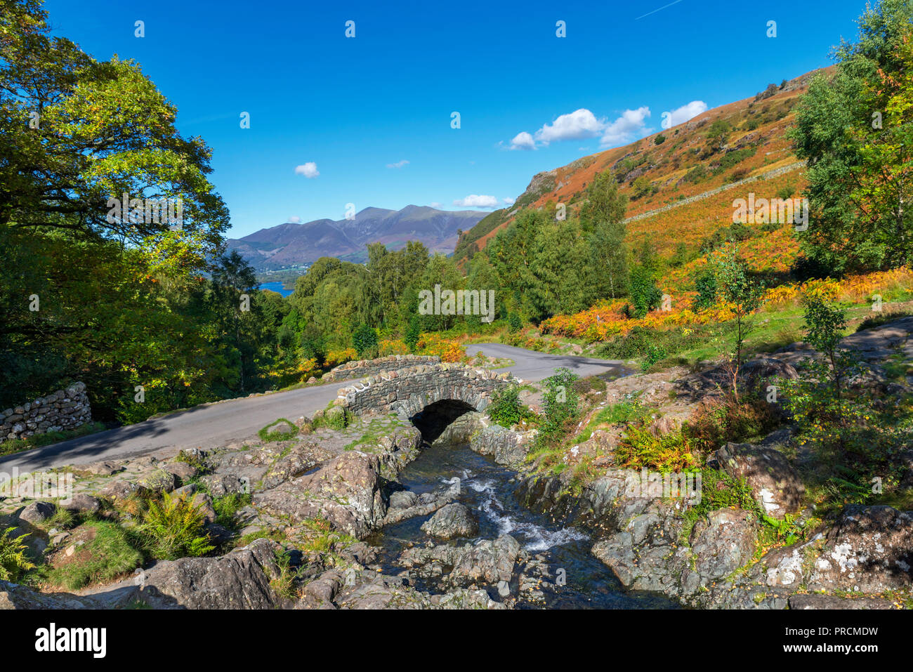 Ashness Brücke mit Skiddaw massiv im Abstand, Borrowdale, Lake District, Cumbria, Großbritannien Stockfoto