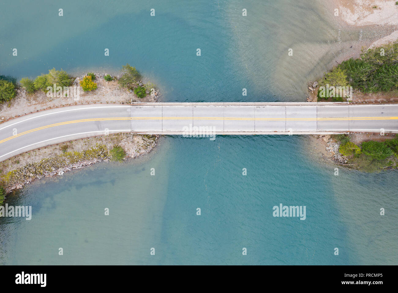 Luftaufnahme einer Straßenbrücke über den See im Staat Washington, USA Stockfoto