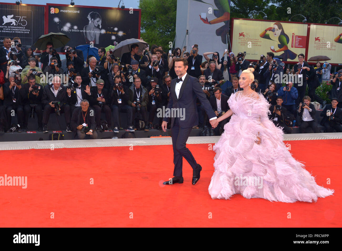 75. Internationalen Filmfestival von Venedig - "Ein Star wird geboren" - Premiere mit: Lady Gaga, Bradley Cooper, Wo: Venedig, Italien Wann: 31 Aug 2018 Quelle: IPA/WENN.com ** Nur für die Veröffentlichung in Großbritannien, den USA, Deutschland, Österreich, Schweiz ** verfügbar Stockfoto 75. Internationalen Filmfestival von Venedig - "Ein Star wird geboren" - Premiere mit: Lady Gaga, Bradley Cooper, Wo: Venedig, Italien Wann: 31 Aug 2018 Quelle: IPA/WENN.com ** Nur für die Veröffentlichung in Großbritannien, den USA, Deutschland, Österreich, Schweiz ** verfügbar Stockfoto