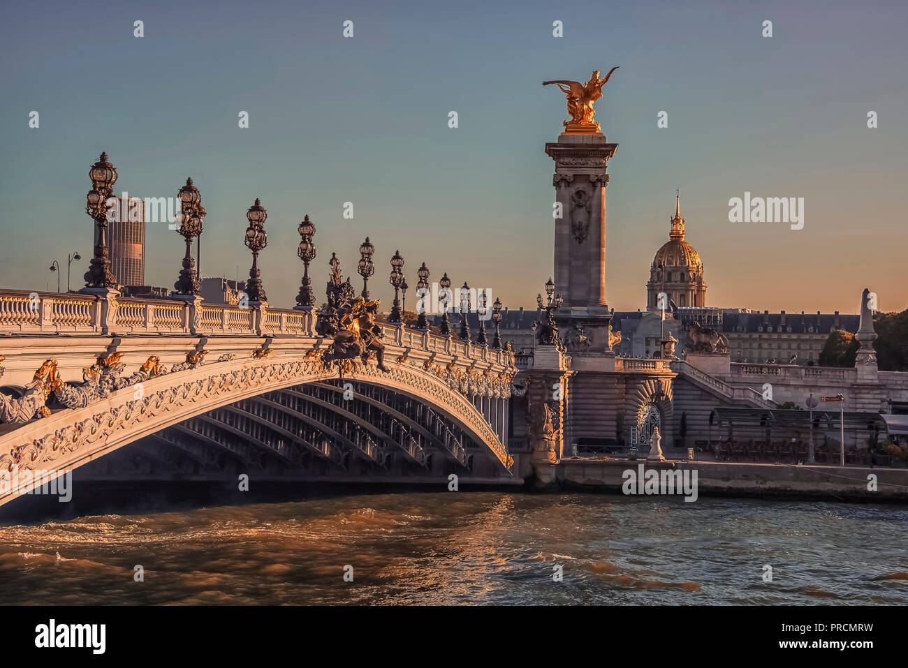 Brücke Alexandre III und Hotel des Invalides in Paris Stockfoto