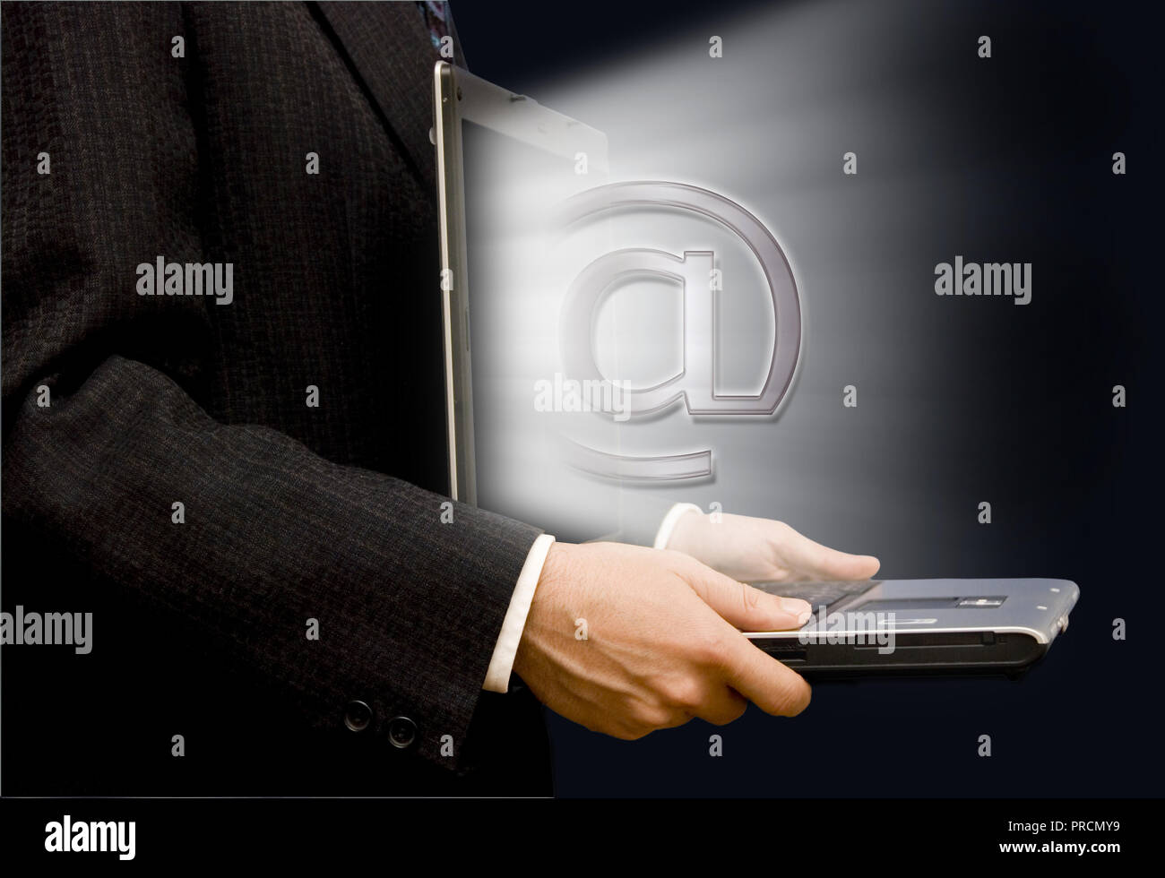 Geschäftsmann mit einem Laptop und e-Symbol, e-mail für Business Konzept Stockfoto