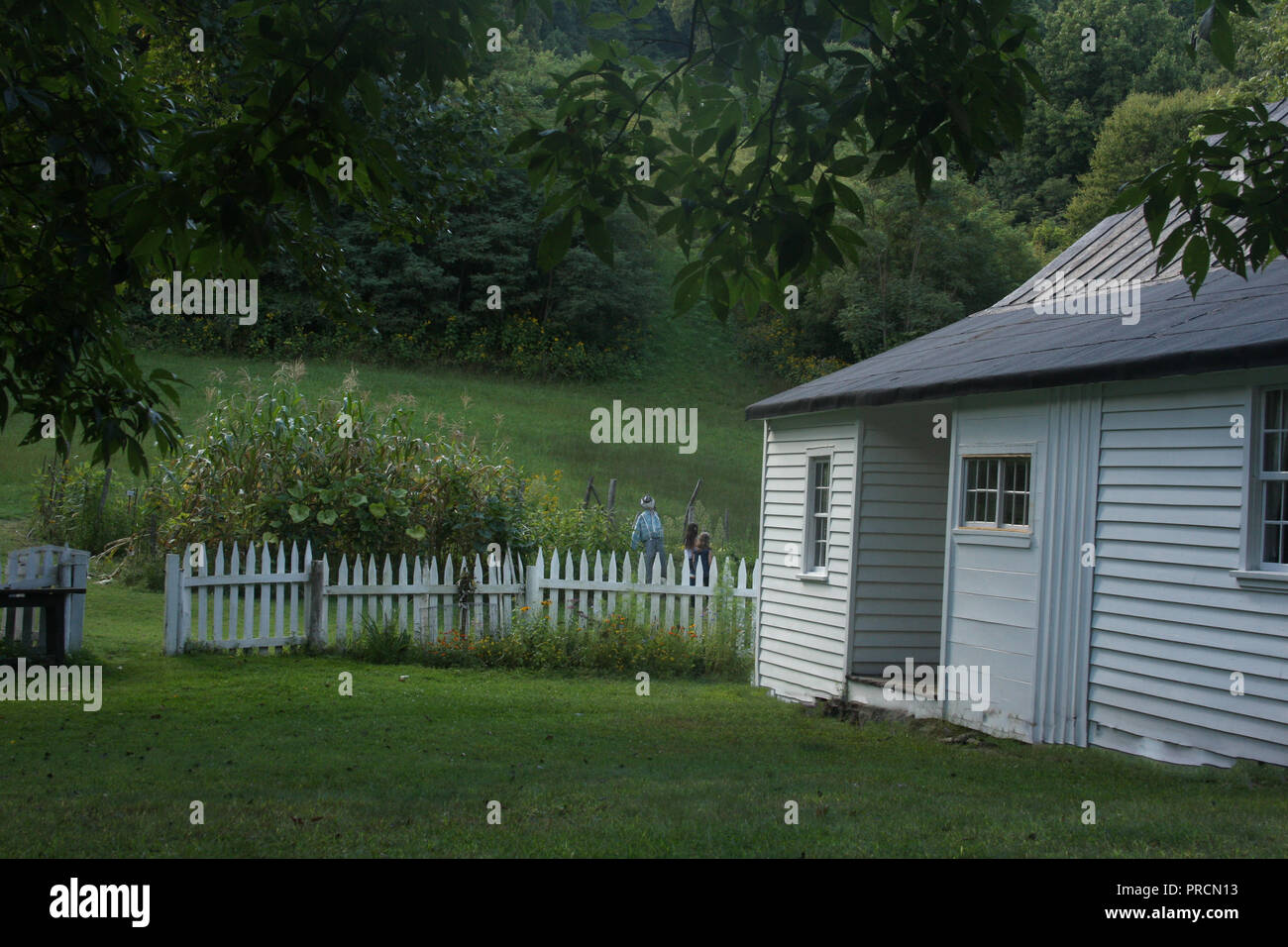 Johnson's Farm in Virginia's Blue Ridge Parkway, USA. Altes historisches Haus mit kleinem Garten und Obstgarten. Stockfoto