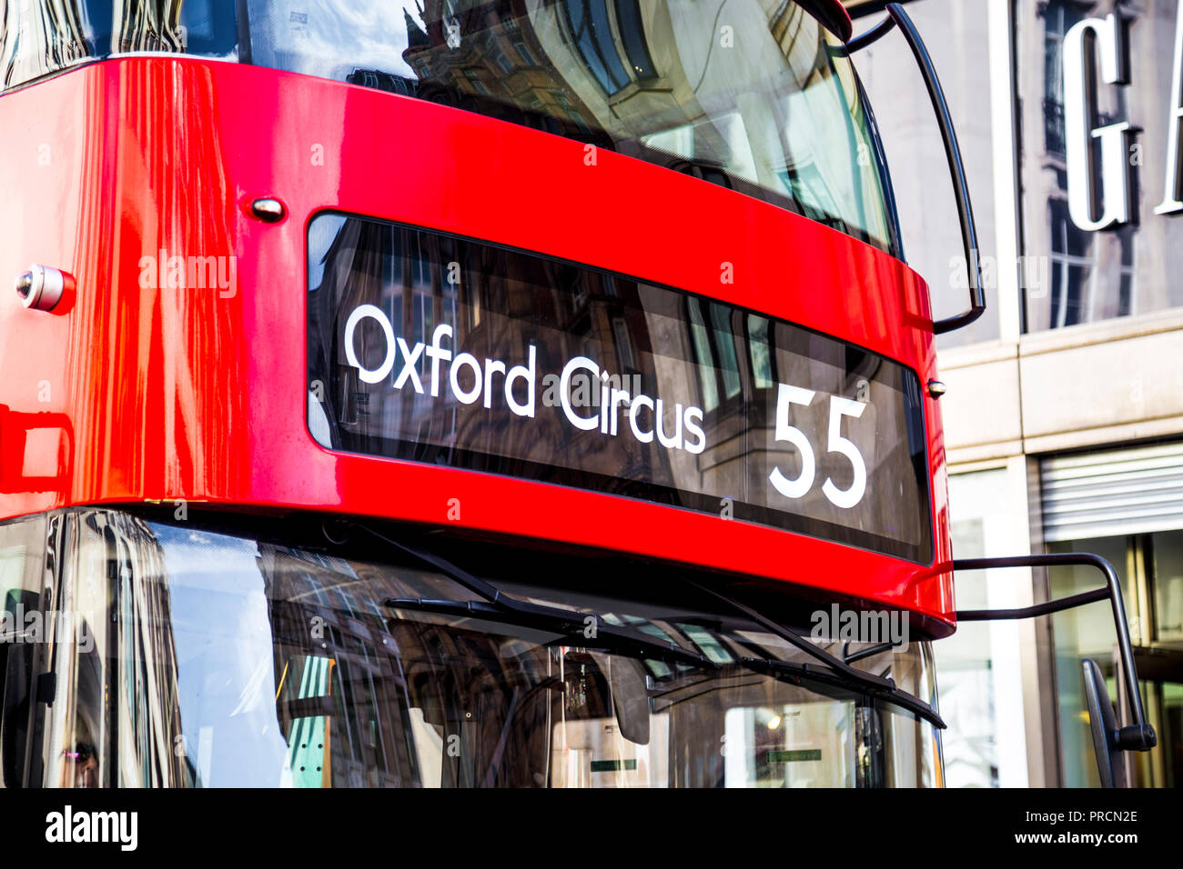 Nahaufnahme der vorderen eines roten Doppeldecker Bus Nummer 55 bis Oxford Circus, London, UK Stockfoto