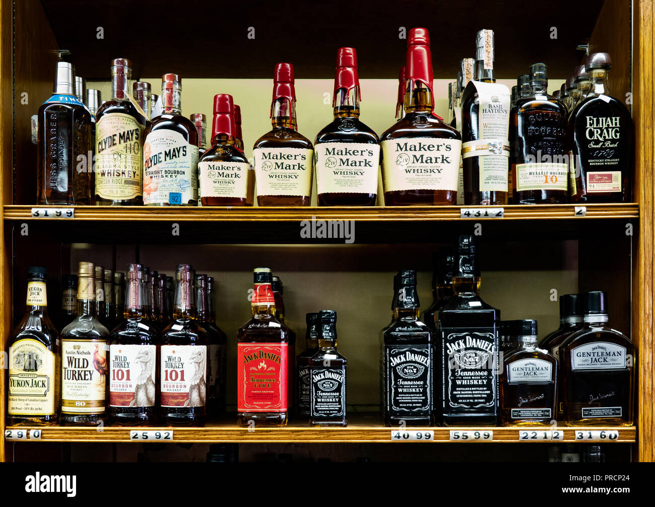 Regale voller Flaschen premium Whiskey in einem Liquor Store in Spekulant, NY, USA. Stockfoto