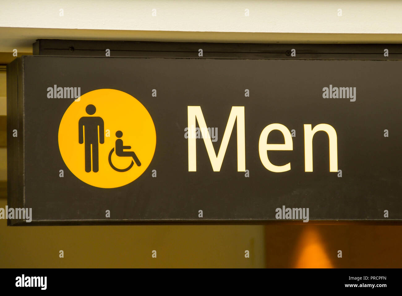 Flughafen Seattle Tacoma, WA, USA - JUNI 2018: beleuchtetes Zeichen im Terminalgebäude in Seattle Tacoma Airport am Eingang des männlichen toile Stockfoto