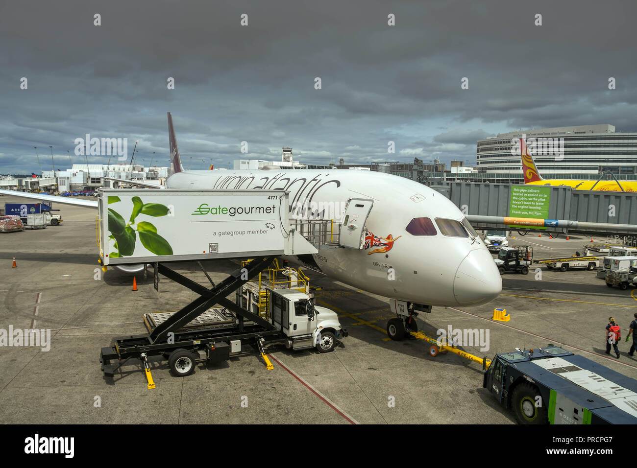 Flughafen Seattle Tacoma, WA, USA - JUNI 2018: Gate Gourmet hydraulische Stapler laden Catering liefert auf einen Virgin Atlantic Boeing 787 Dreamliner. Stockfoto
