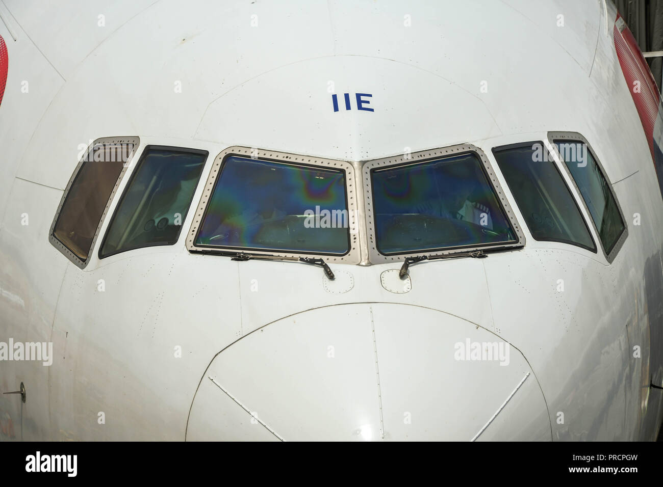 Flughafen Seattle Tacoma, WA, USA - JUNI 2018: in der Nähe der Nase von einem British Airways Boeing 777 Jet in Seattle Tacoma Airport. Stockfoto