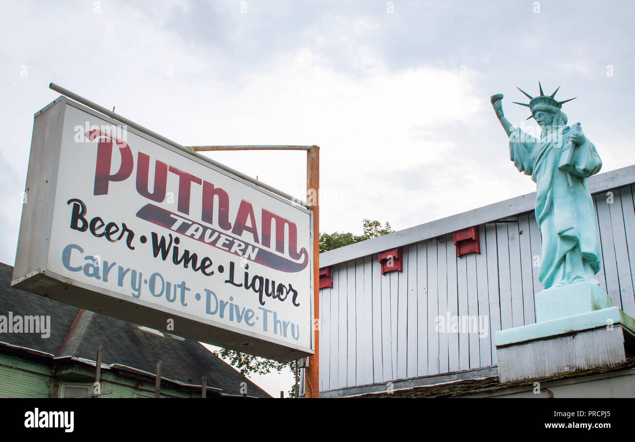 Freiheitsstatue auf einer Bar in Zanesville, Ohio Stockfoto