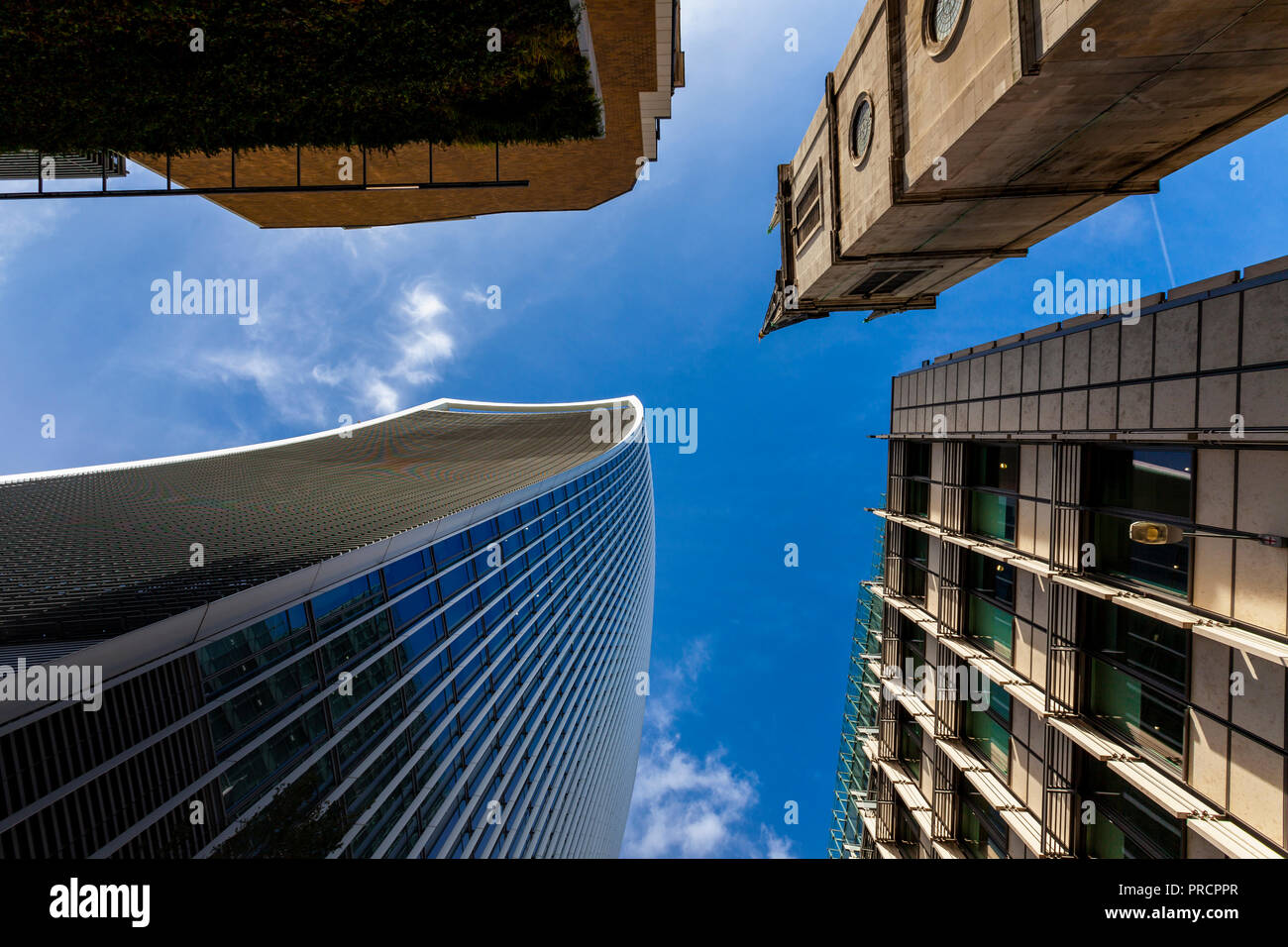 Vier Hochhäuser - der Froschperspektive, Rood Lane in der Nähe von 20 Fenchurch Street London (Walkie-Talkie) Stockfoto