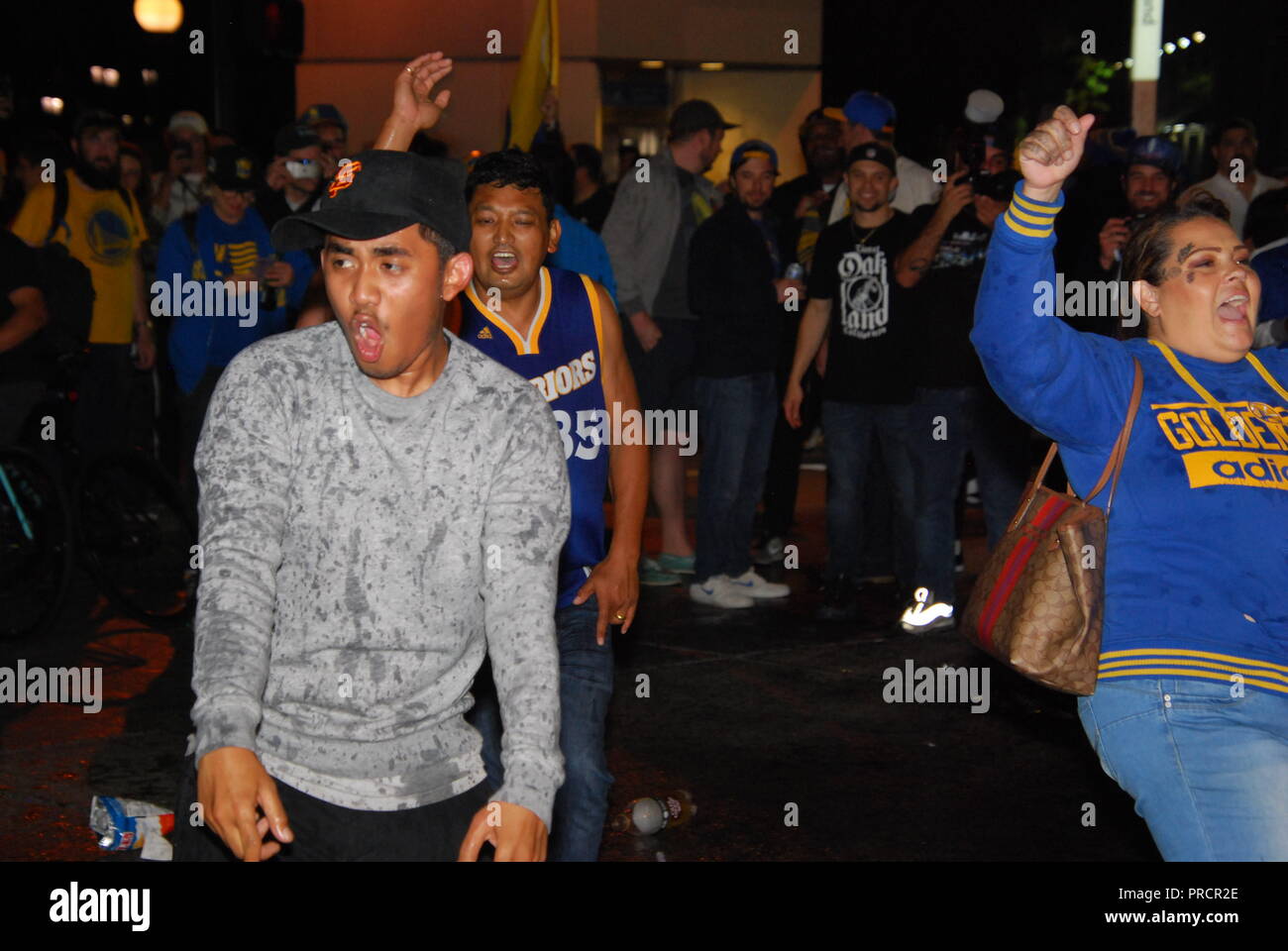 Nachtschwärmer sammeln außerhalb Oakland City Hall die Golden State Warriors-Sieg über die Cleveland Cavaliers in die NBA Finals 2018 zu feiern. Stockfoto