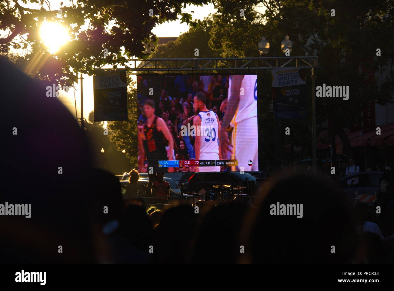 Eine outdooruhr Partei am 9. und Washington in der Innenstadt von Oakland der Golden State Warriors Sieg in der NBA Endrunden am 8. Juni 2018. Stockfoto