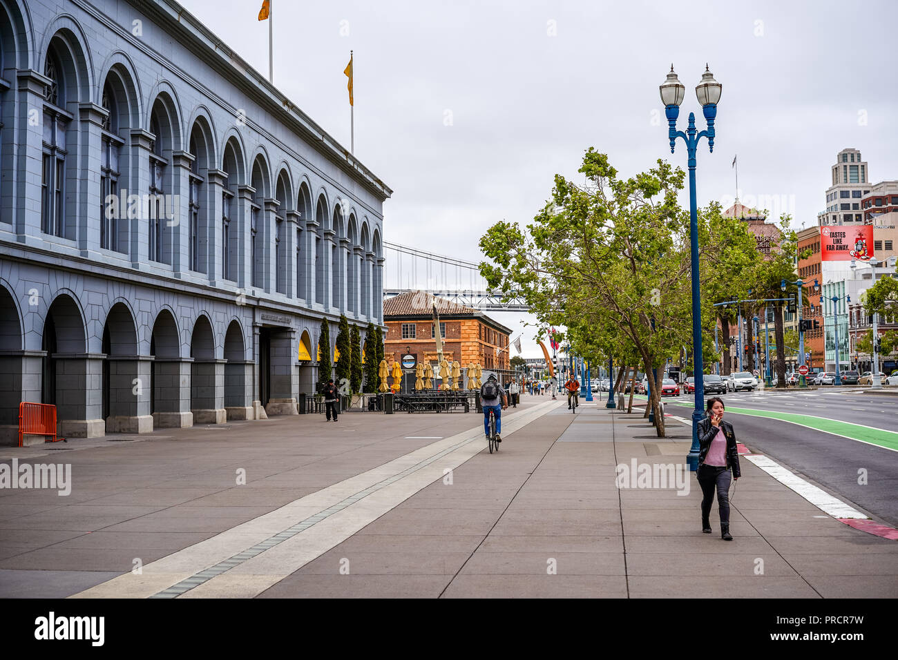 SAN FRANCISCO, Kalifornien, USA - 14. MAI 2018: Spaziergang entlang dem Embarcadero, ein Hafen für Fähren, Ferry Building Marketplace Stockfoto