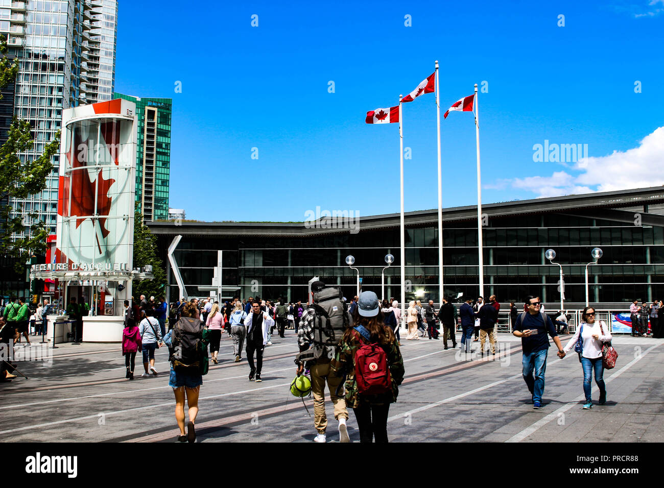 VANCOUVER, Kanada - 12. JUNI 2018: Touristen am Canada Place, Vancouver, Kanada. Der Rive Gauche in Vancouver zu sehen, während einer Tournee. Stockfoto