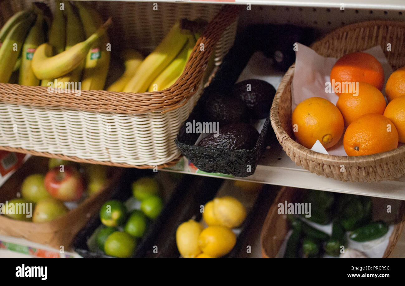 Obst und Gemüse für den Kauf innerhalb einer West Oakland Liquor Store an der Ecke 14. und Peralta Straßen zur Verfügung. Stockfoto
