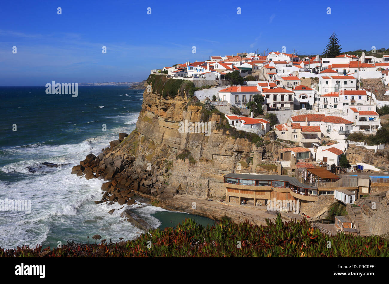 Portugal Azenhas do Mar, Colares, Sintra, nahe bei Lissabon. Dorf, gebaut  auf einer Klippe mit Blick auf den Atlantik und den Strand Stockfotografie  - Alamy