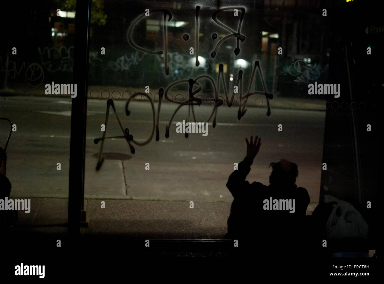 Graffiti an einer Bushaltestelle am Broadway in Downtown Oakland bei Protesten gegen Präsident Donald Trump am 9. November 2016. Stockfoto