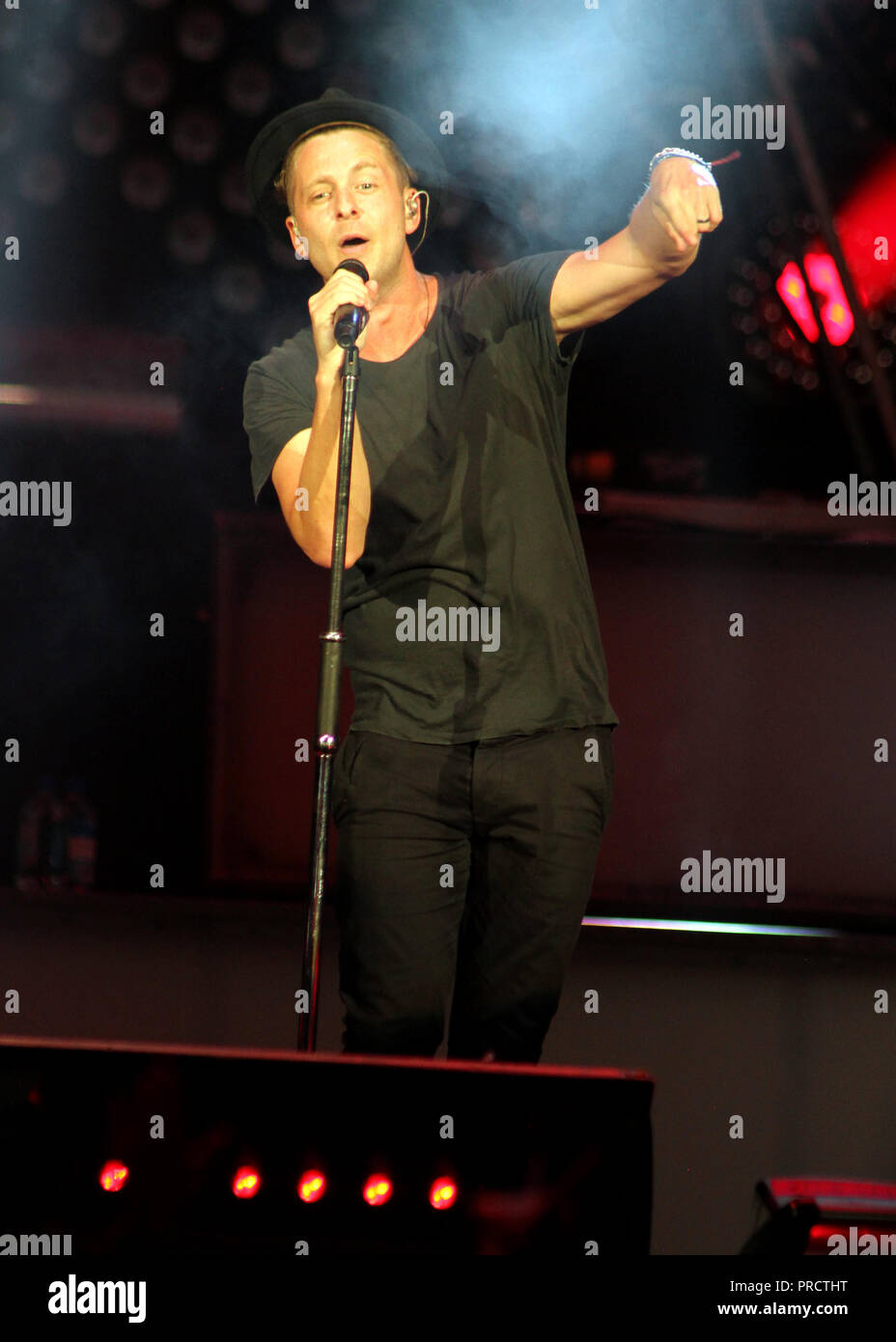 Ryan Tedder mit OneRepublic führt in Konzert beim Cruzan Amphitheater in West Palm Beach, Florida, am 17. August 2014. Stockfoto