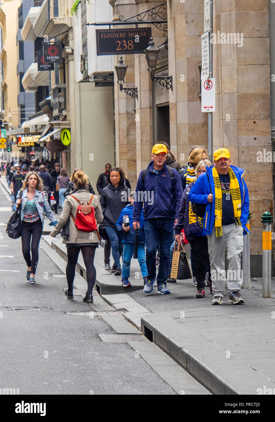 West Coast Eagles Fans entlang der Flinders Lane, Melbourne, Victoria, Australien. Stockfoto
