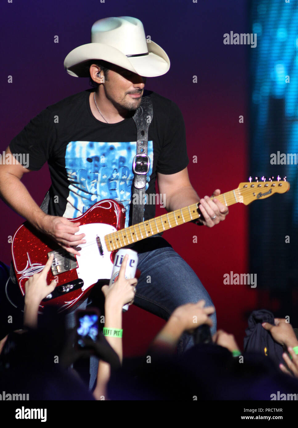 Brad Paisley führt in Konzert beim Cruzan Amphitheater in West Palm Beach, Florida, am 16. August 2014. Stockfoto