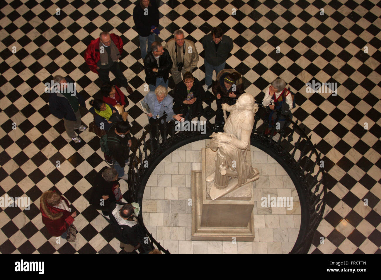 Gruppe von Personen und Führer um die Originalstatue von George Washington von Jean-Antoine Houdon, ausgestellt im Virginia State Capitol in Richmond, USA. Stockfoto
