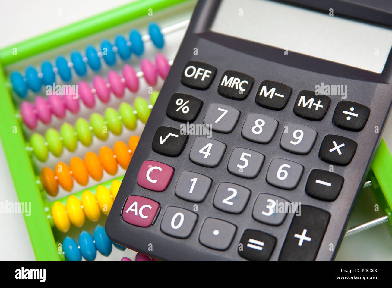 Business Rechner und einem bunten Abacus im Hintergrund, Vergleich, zwei verschiedene Methoden zur Berechnung. Stockfoto