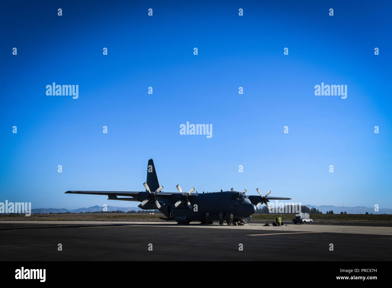 Flieger von Cannon Air Force Base bereiten sie eine AC-130 W Stinger II für den Start von Vandenberg Air Force Base, Calif., Sept. 20, 2018. Live-Fire Training gewickelt, die vollständige Mission Profil Übung. (U.S. Air Force Foto von älteren Flieger Lane T. Plummer/Freigegeben) Stockfoto