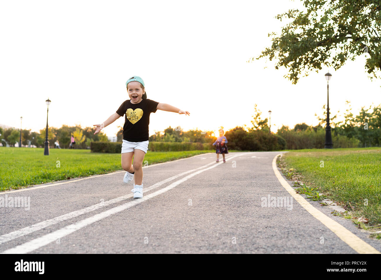 Ein kleines Mädchen läuft im Park Stockfoto